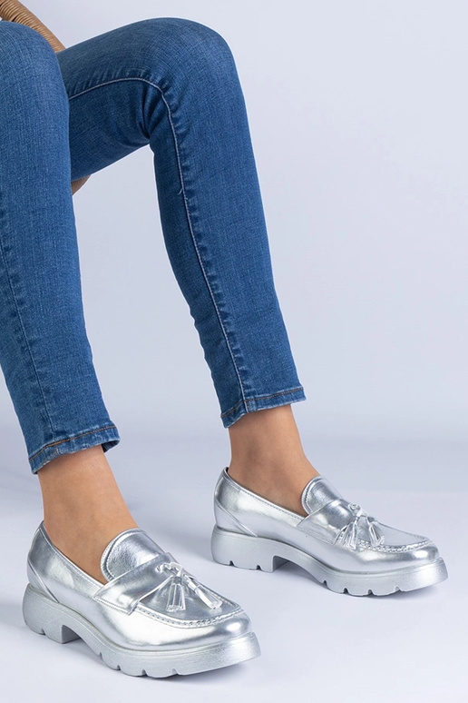 Silberne klassische Schuhe mit... Silberne klassische Schuhe mit...