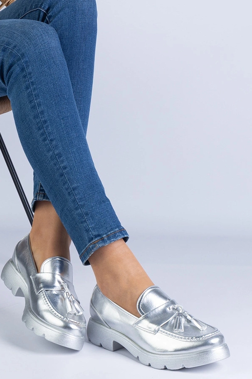 Silberne klassische Schuhe mit... Silberne klassische Schuhe mit...