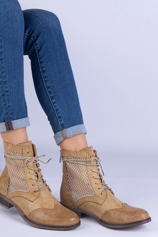 Gelbe, durchbrochene, flache...