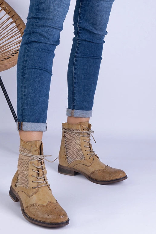 Gelbe, durchbrochene, flache...