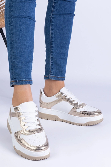 Goldene Sneaker mit dicker... 2