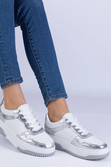 Silberne Sneaker mit dicker...