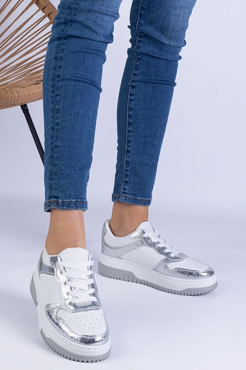 Silberne Sneaker mit dicker... 2