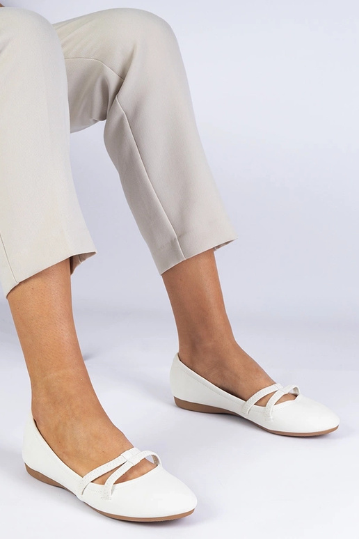 Weiße Damenballerinas aus mattem... Weiße Damenballerinas aus mattem...