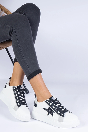 Weiße Sneaker verziert mit...