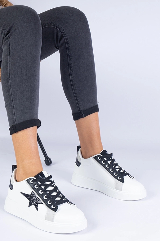 Weiße Sneaker verziert mit... Weiße Sneaker verziert mit...