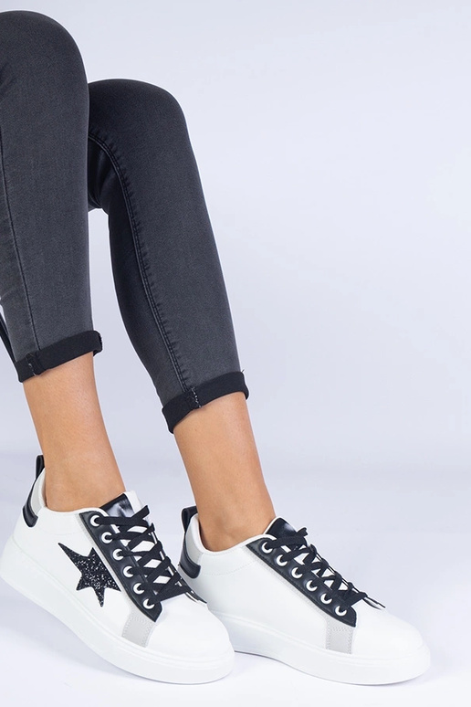 Weiße Sneaker verziert mit... Weiße Sneaker verziert mit...