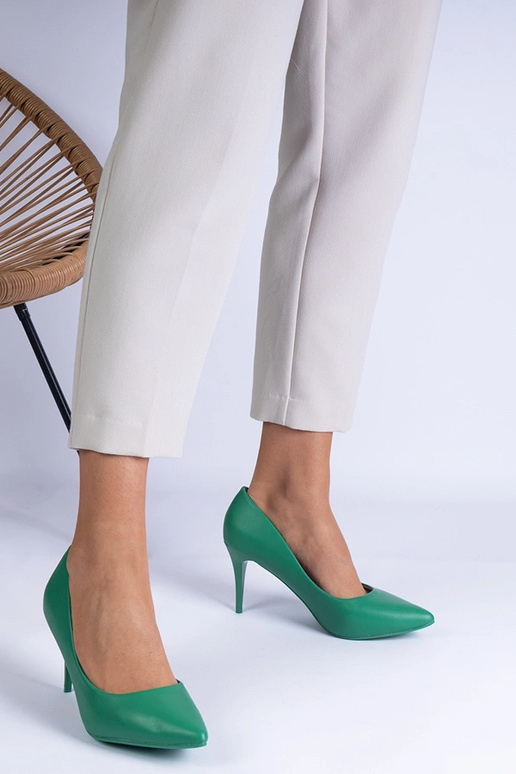 Grüne klassische Pumps aus Öko-Leder...