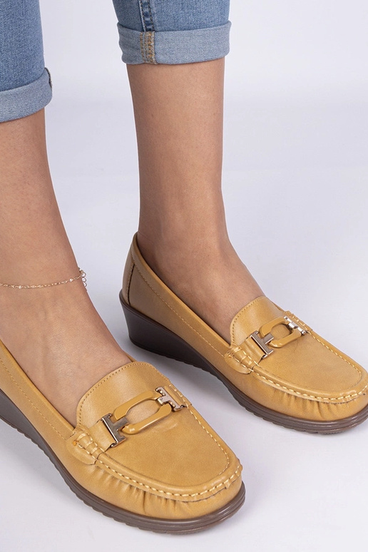 Gelbe Damenmokassins mit Keilabsatz... Gelbe Damenmokassins mit Keilabsatz...