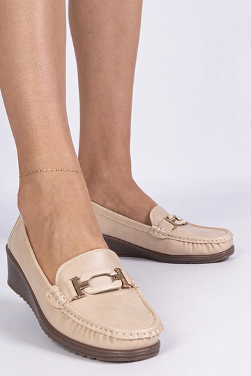 Beige Damenmokassins mit Keilabsatz aus Kunstleder Kappi