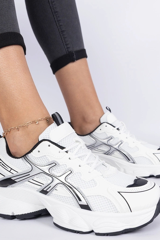 Schwarze Damensneaker auf massiver...