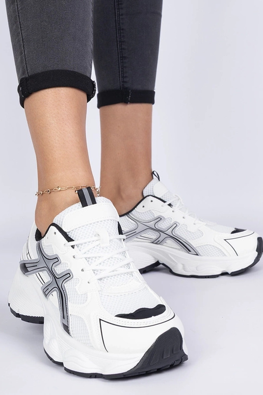 Schwarze Damensneaker auf massiver...