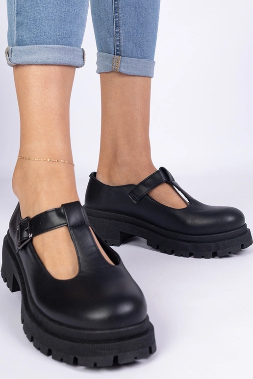 Schwarze Schuhe mit Plateau aus... Schwarze Schuhe mit Plateau aus...
