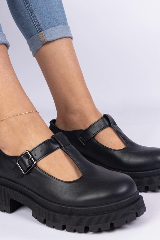 Schwarze Schuhe mit Plateau aus... Schwarze Schuhe mit Plateau aus...