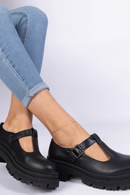 Schwarze Schuhe mit Plateau aus... Schwarze Schuhe mit Plateau aus...