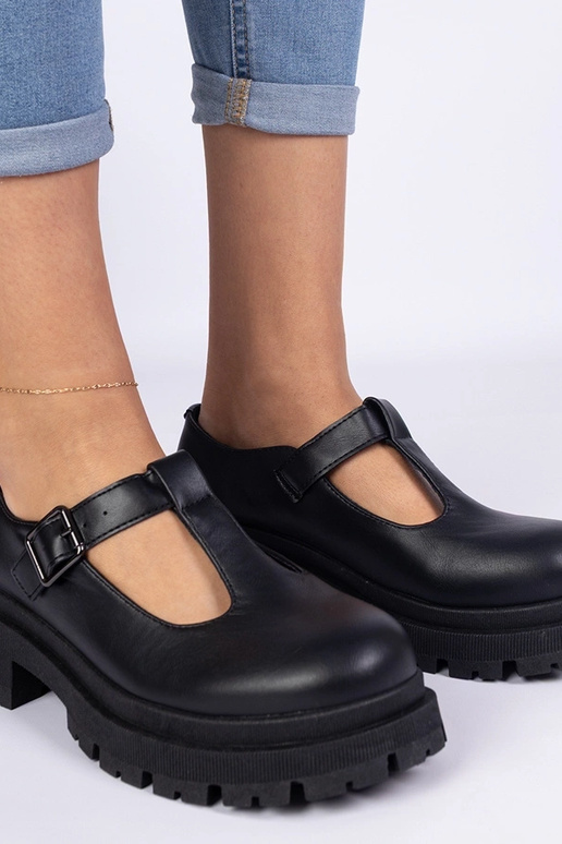 Schwarze Schuhe mit Plateau aus... Schwarze Schuhe mit Plateau aus...