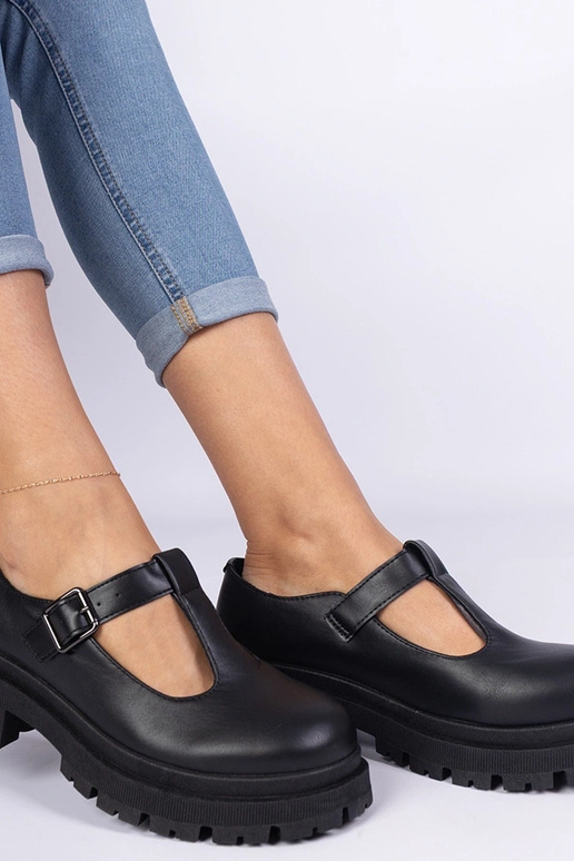 Schwarze Schuhe mit Plateau aus... Schwarze Schuhe mit Plateau aus...
