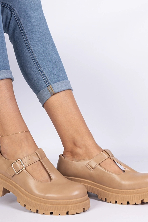 Braune Schuhe mit Plateau aus... Braune Schuhe mit Plateau aus...