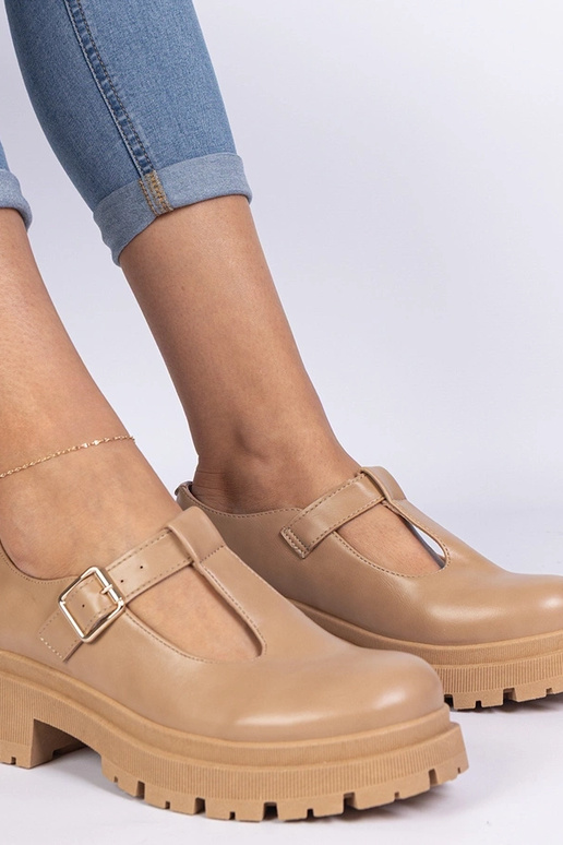 Braune Schuhe mit Plateau aus... Braune Schuhe mit Plateau aus...