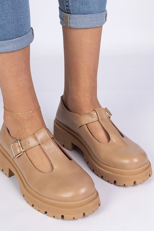 Braune Schuhe mit Plateau aus... Braune Schuhe mit Plateau aus...