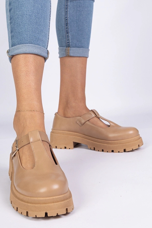 Braune Schuhe mit Plateau aus... Braune Schuhe mit Plateau aus...