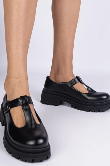 Schwarze Halbschuhe auf...