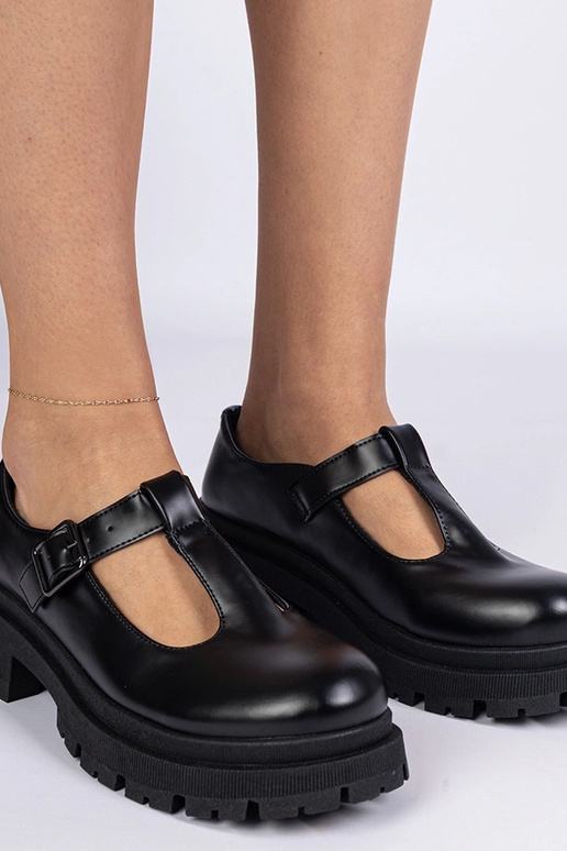 Schwarze Halbschuhe auf Plattform aus...