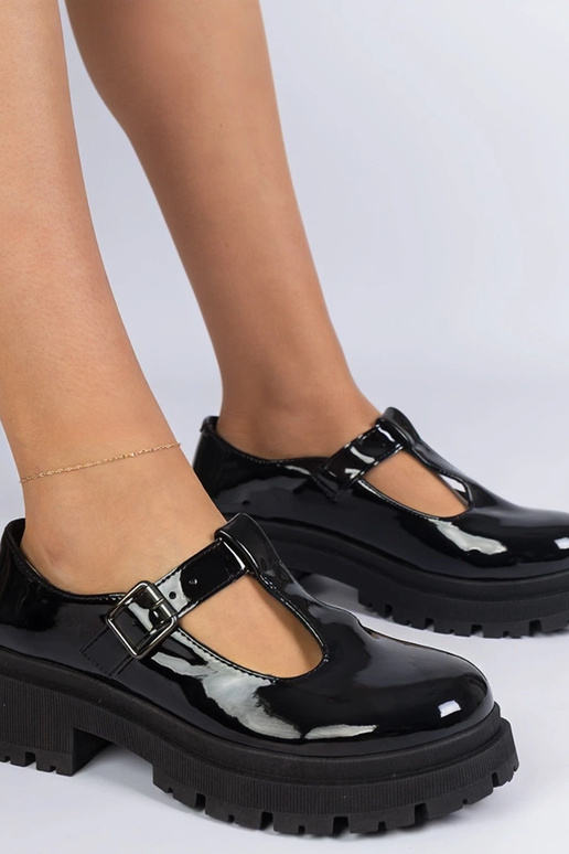 Schwarze Lackhalbschuhe auf Plattform...