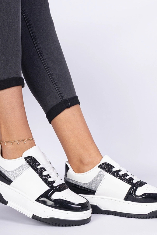 Schwarze Damensneaker auf dicker...