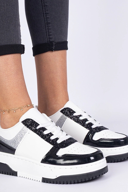 Schwarze Damensneaker auf dicker...