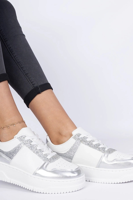 Silberne Damensneaker auf dicker...