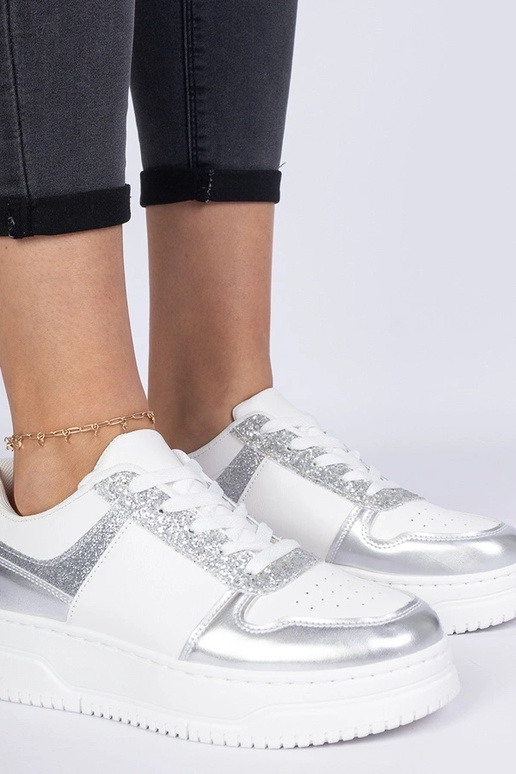 Silberne Damensneaker auf dicker...