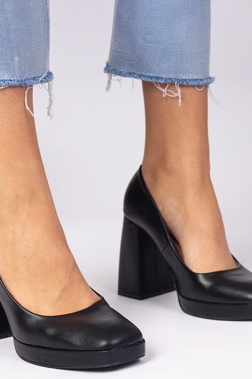 Schwarze Pumps mit kräftigem... Schwarze Pumps mit kräftigem...