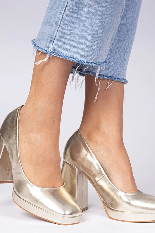 Goldene Pumps mit kräftigem... Goldene Pumps mit kräftigem...