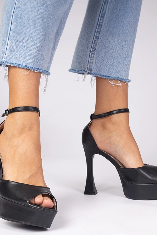 Schwarze Sandalen mit hohen Absätzen...