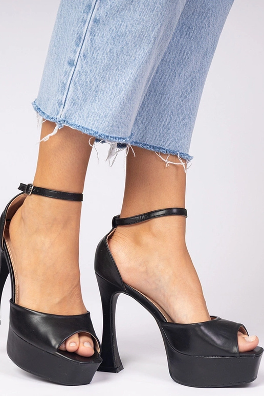 Schwarze Sandalen mit hohen Absätzen...