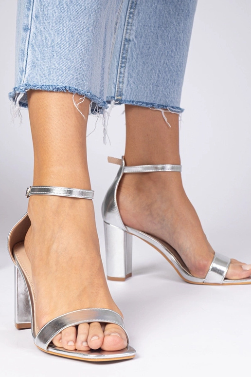 Silberne Sandalen mit hohen Absätzen...