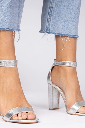 Silberne Sandalen mit...