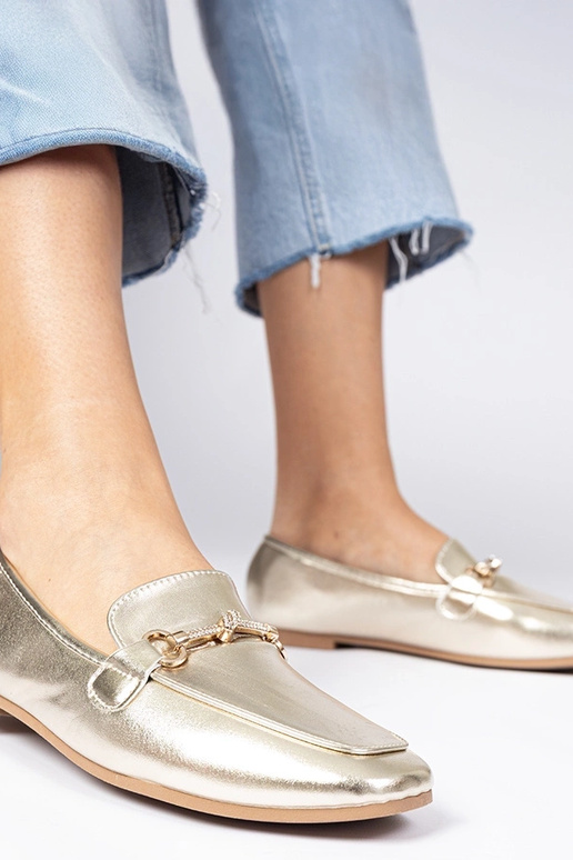 Goldene Mokassins mit Verzierung und...