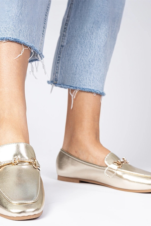 Goldene Mokassins mit Verzierung und...