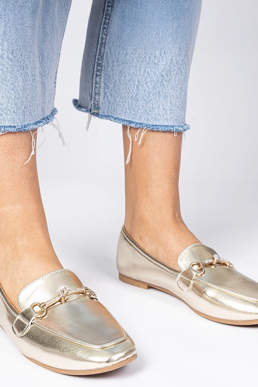 Goldene Mokassins mit Verzierung und...