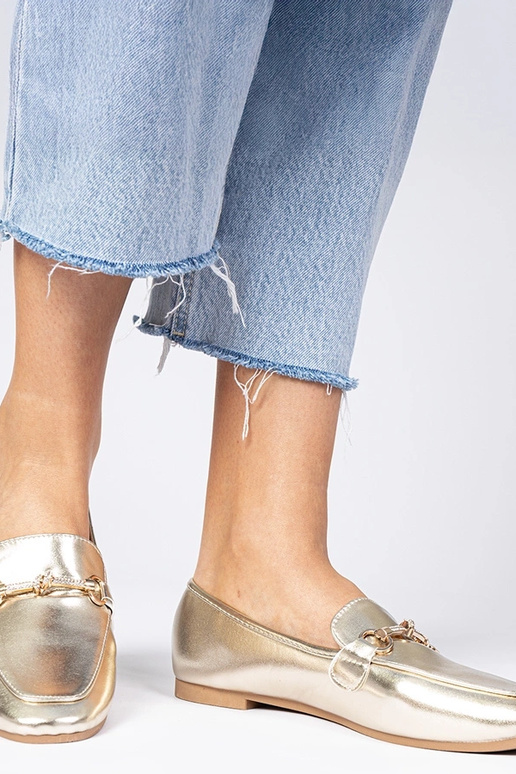 Goldene Mokassins mit Verzierung und...