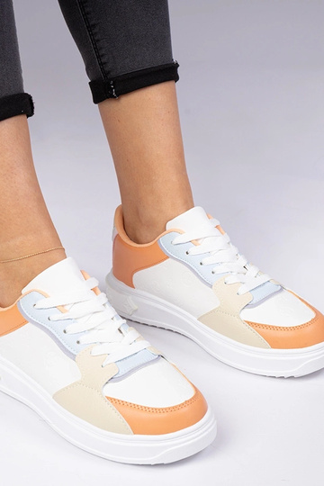 Weiß-orange Sportschuhe aus...