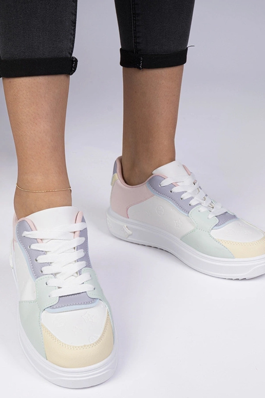 Weiß-blaue Sportschuhe aus Kunstleder...