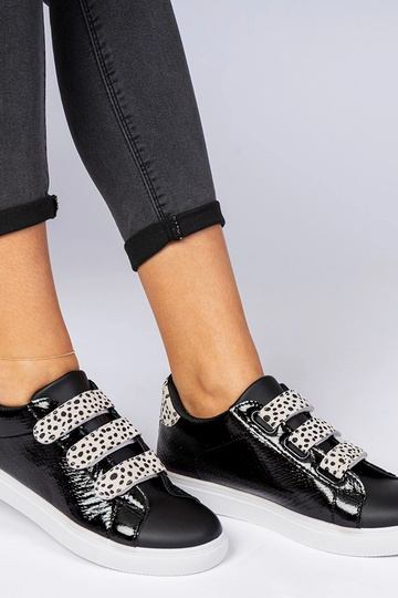 Schwarze Sneakers mit...