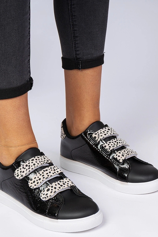 Schwarze Sneakers mit tierischem... Schwarze Sneakers mit tierischem...