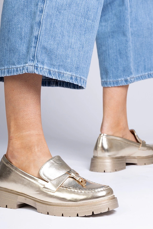 Goldene elegante Mokassins aus... Goldene elegante Mokassins aus...