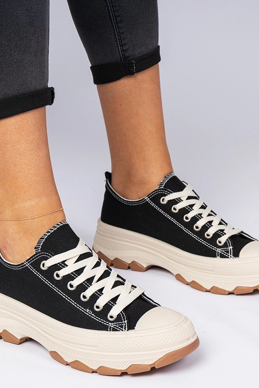 Schwarze Sneakers auf dicker Sohle...