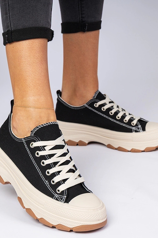 Schwarze Sneakers auf dicker Sohle...