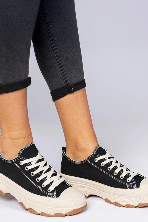 Schwarze Sneakers auf dicker Sohle...